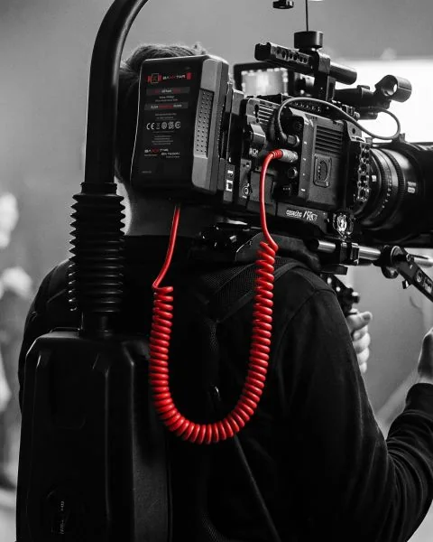 Cine-Rig mit rotem D-Tap-Spiralkabel