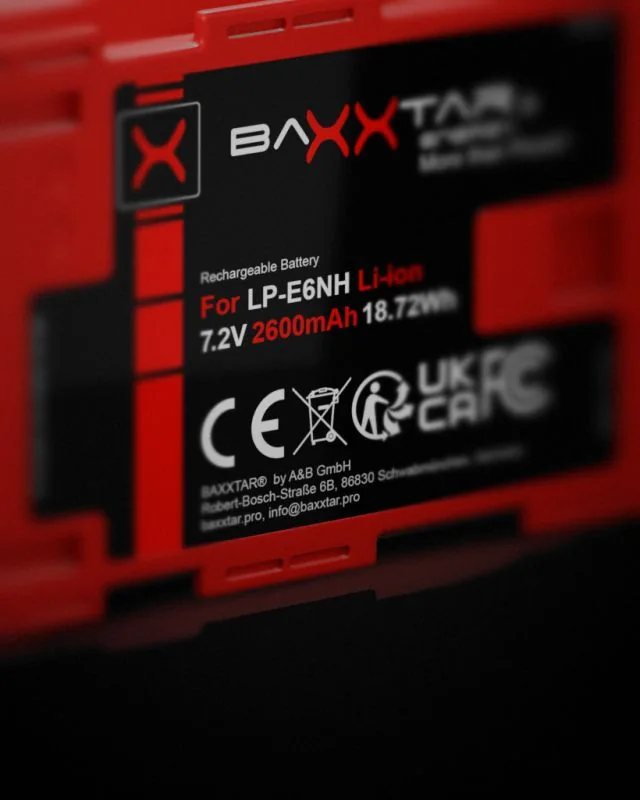 Makroaufnahme des Etiketts: Baxxtar LP-E6NH-Akku für Canon mit 2600 mAh