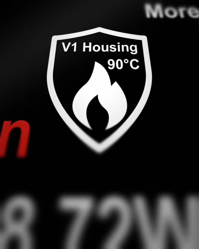 Super-Makro: Symbol „V1 Housing 90 °C“ mit Flamme auf dem Etikett eines Baxxtar MaxProtect BLX-1-Akkus für Olympus / OM System