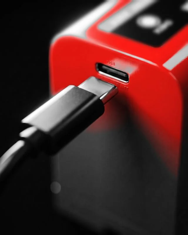 Makroaufnahme: USB-C-Stecker im Anschluss eines Baxxtar NP-F970-Akkus für Sony